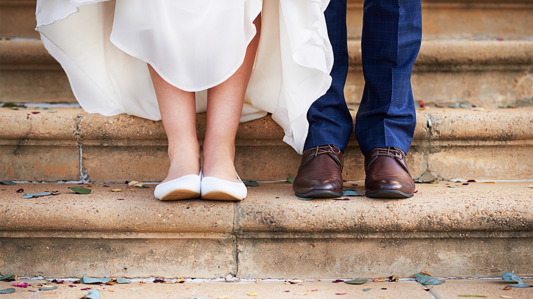 Ehepaar auf den Stufen einer Treppe nach der Trauung