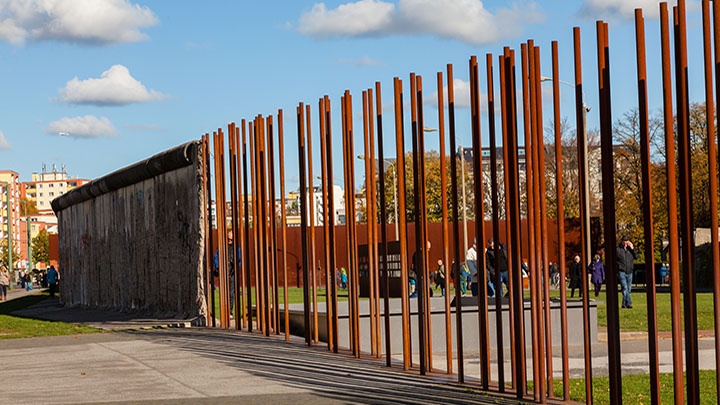 Mauernachzeichnung auf dem Areal der Gedenkstätte Berliner Mauer.