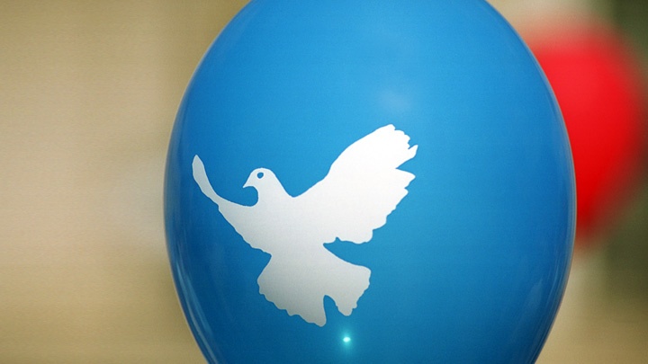 Friedenstaube auf einem Luftballon der Friedensbewegung.