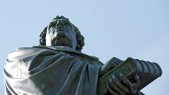 Skulptur von Martin Luther am Lutherdenkmal in Worms.
