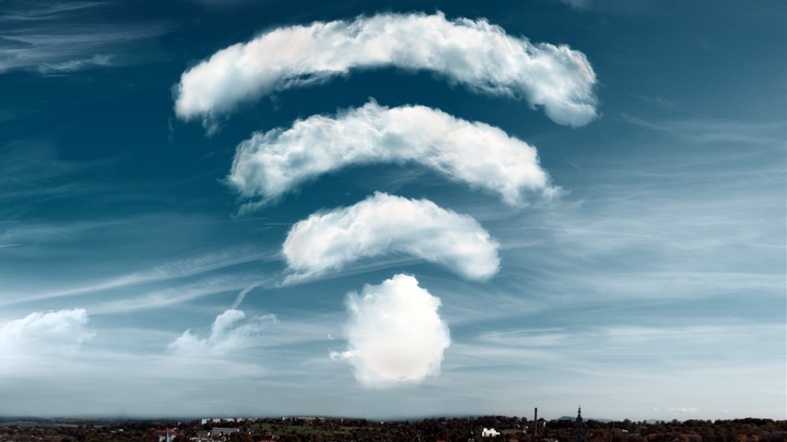 Wolken in Form eines Wifi-Symbols über einer Stadt.