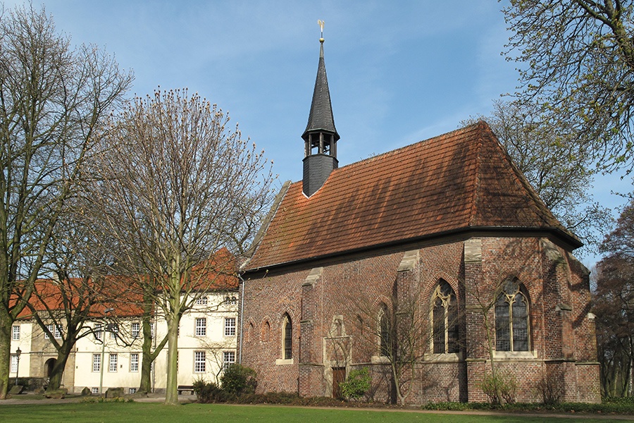 Außenaufnahme der Schlosskapelle Strünkede in Herne