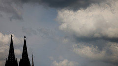 Kölner Dom mit dunklen Wolken
