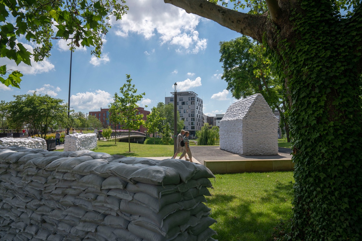 Eine Kapelle aus weißen Sandsäcken markiert den Weg zum Gräberfeld