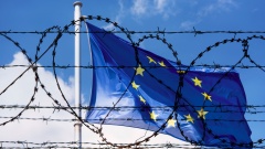 Europaflagge mit Stacheldraht