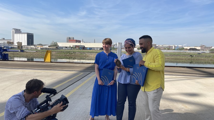 Hörfunk-Preisträger Steffi Fetz, Merve Kayikci und Malcolm Ohanwe beim Dreh im Containerhafen, Mannheim