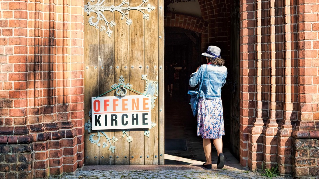 Transparente gegen rechtsradikale Aktivitäten in der Region Boizenburg mit der Aufschrift "Unser Kreuz hat keinen Haken"hängen an der St. Marien Kirche in der Boizenburger Innenstadt, aufgenommen am 15.09.2009. Nach den wirtschaftlichen Einbrüchen der letz