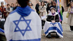 Menschen demonstrieren in Berlin mit Israel-Flaggen