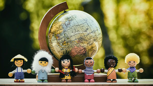 Kinder unterschiedlicher Nationalitäten vor einem Globus