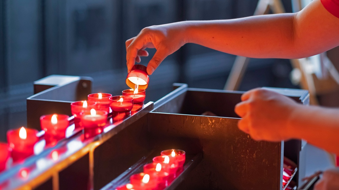 Gedenkkerzen werden im Frankfurter Dom St. Bartholomäus angezündet