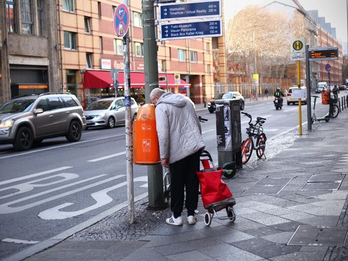 Ein Flaschensammler blickt am 18.12.2019 in einen Mülleimer auf der Kochstraße