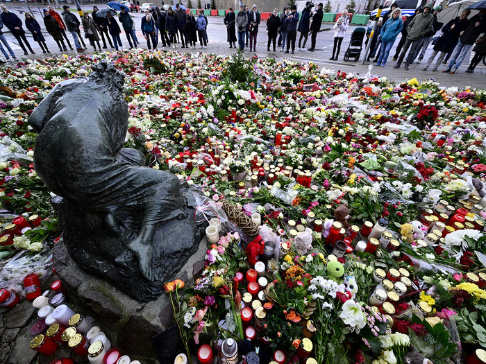 Gedenken an die Opfer des Anschlags vor der Johanniskirche in Magdeburg