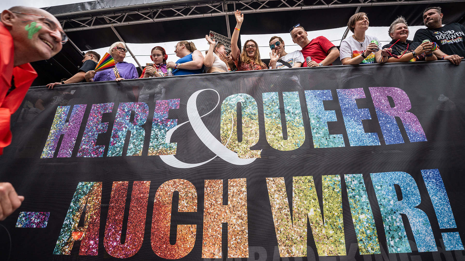 LKW der evangelischen Kirche auf dem CSD in Frankfurt 2023