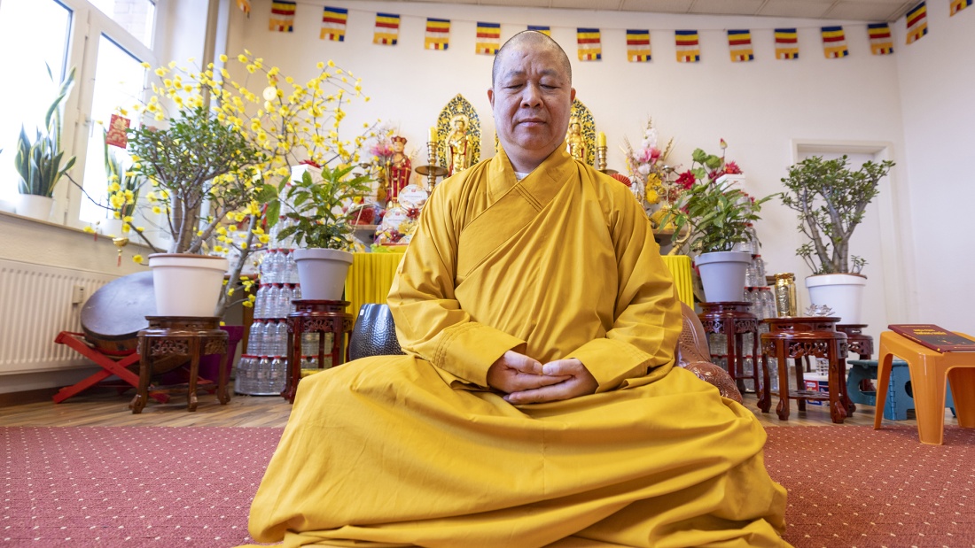 buddhistischer Meister Thich Tho Lac aus Vietnam im Gebetssitz