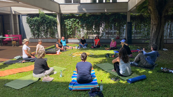 Yoga Gruppe unter freiem Himmel im Kircheninnenraum