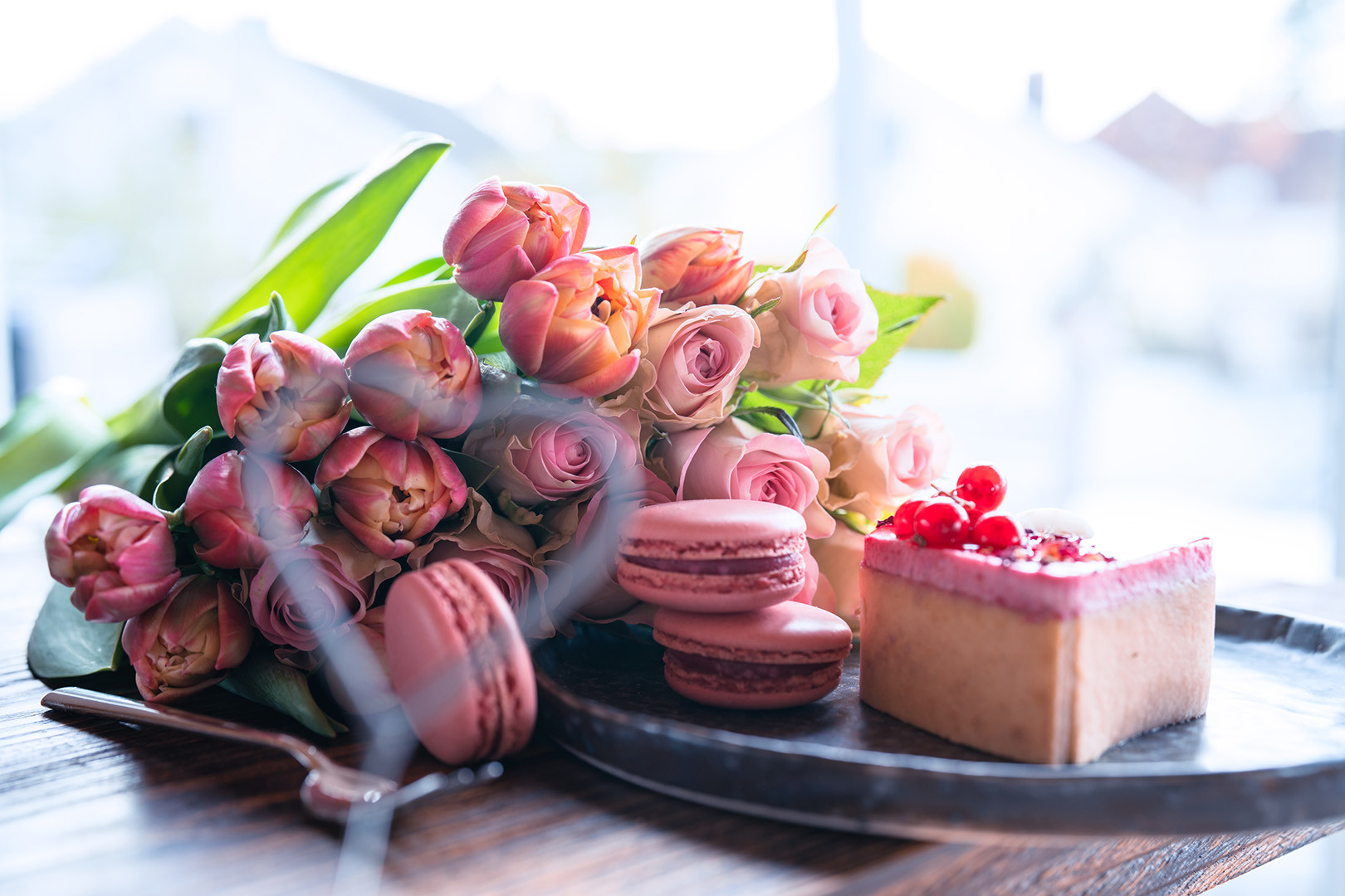 pinke Blumen, Kuchen und Herzen