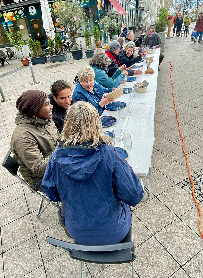 Szene in Fußgängerzone vor dem Allee-Center 