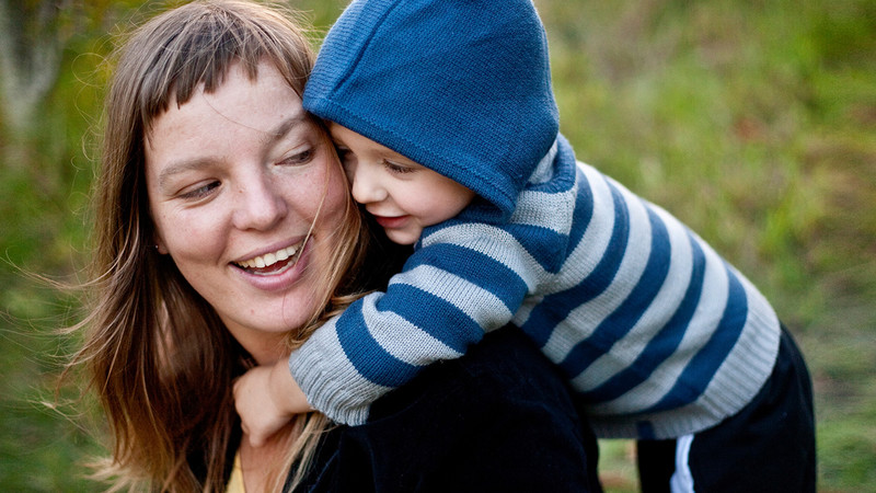 Mutter und Kind als Symbolfoto zum Thema 'Kinder abholen. Feierabend!' In Norwegen geht das