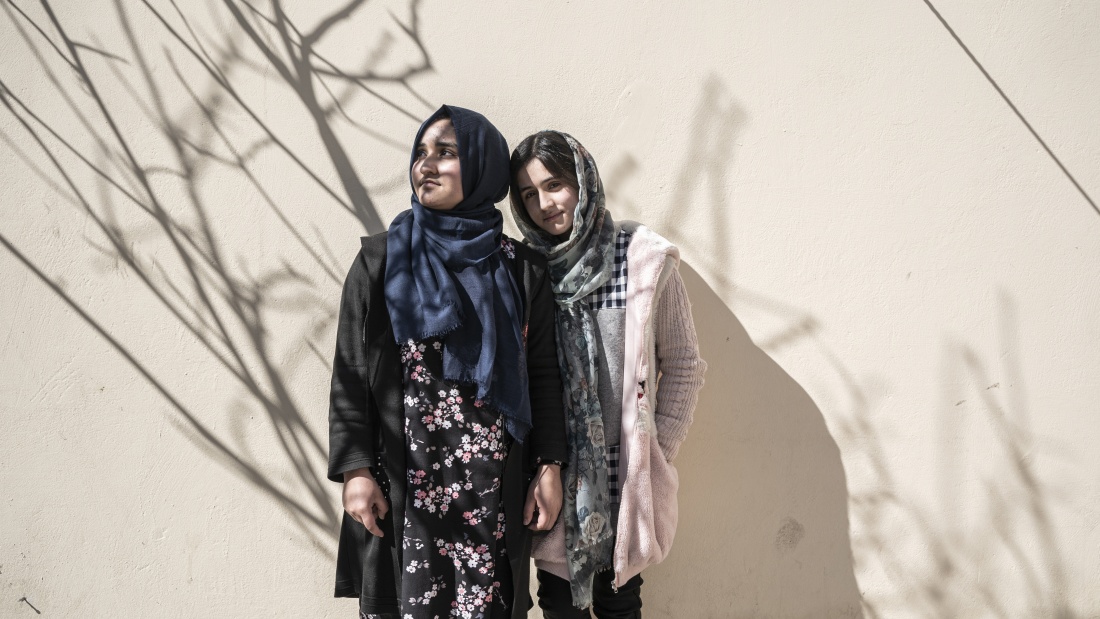 Roqia und Samaya im Hof ihres Hauses in Kabul, Afghanistan 2022.