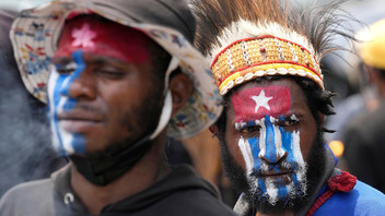 apua-Aktivisten mit Gesichtern, die mit den Farben der separatistischen ´Morning Star-Flagge bemalt sind