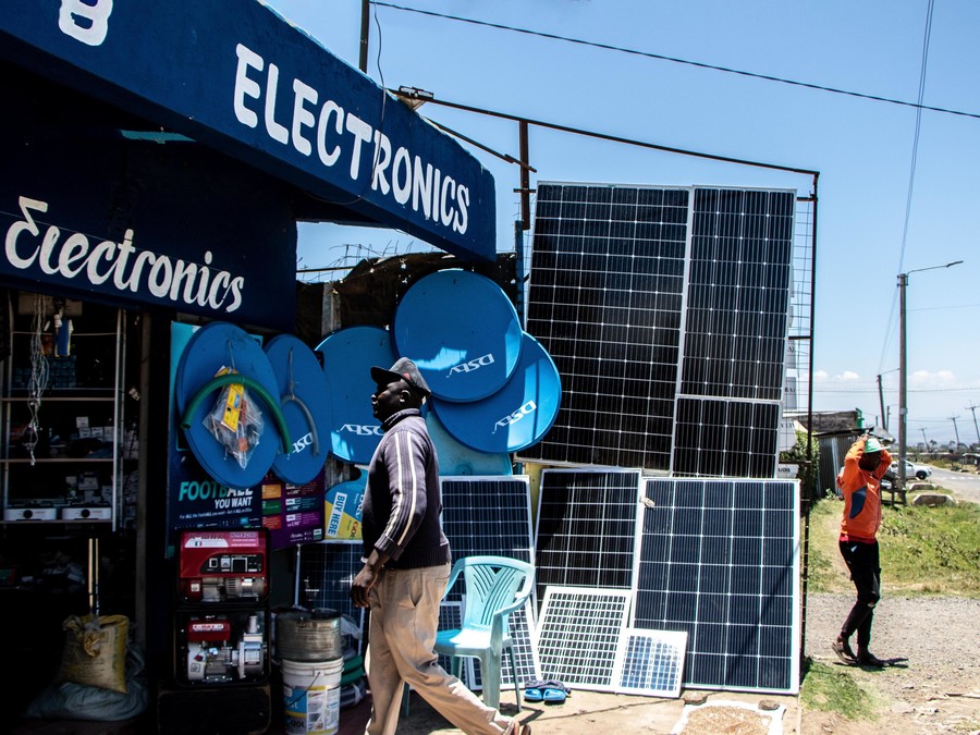 Ein Elektronikgeschäft mit Solarzellen und anderen Produkten in der Nähe von Nyeri Town, Kenia
