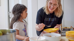 Die Arche - Christliches Kinder- und Jugendwerk e. V." bei der Essensausgabe an Kinder