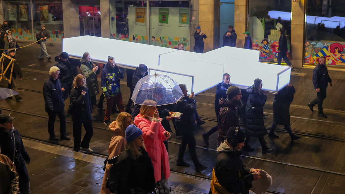  Rund 800 Menschen haben sich an der Prozession mit einem grossen, leuchtenden Holzkreuz durch Kassel beteiligt.