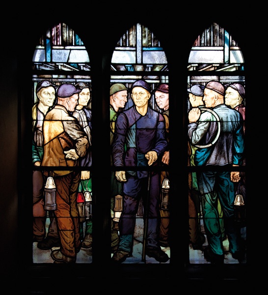 Bergbau-Fenster in der St. Vinzentiuskirche in Bochum