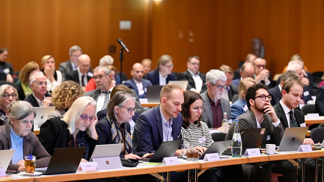 Delegierte im Plenum der EKD-Synode 2023 in Ulm