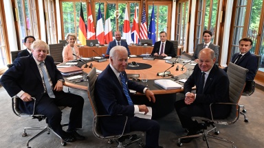 Die Regierungschefs der G7 sitzen am Konferenztisch in Schloss Elmau