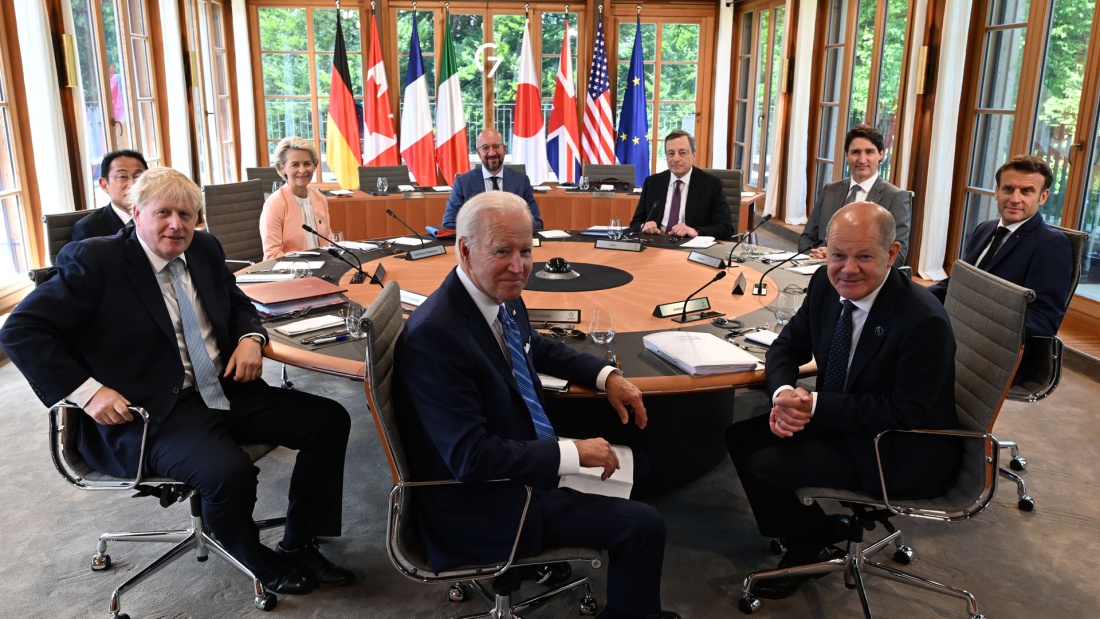 Die Regierungschefs der G7 sitzen am Konferenztisch in Schloss Elmau