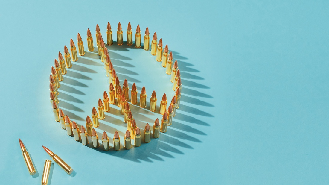 Illustration: Gewehrmunition bildet ein Peace-Zeichen vor hellblauem Hintergrund