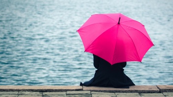 Frau mit rosafarbenem Regenschirm