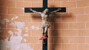 Crucifix an ener ramponierten Wand