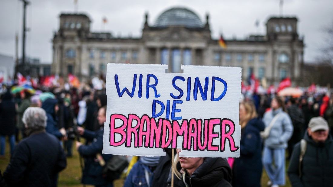 Zahlreiche Menschen nehmen mit Plakaten an der Demonstration eines Bündnisses "Wir sind die Brandmauer" für Demokratie und gegen Rechtsextremismus In Berlin teil