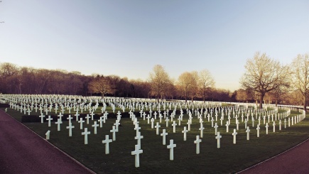 Friedhof mit weißen anonymen Kreuzen
