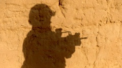 Soldat, der ein G36 Sturmgewehr im Anschlag hält.