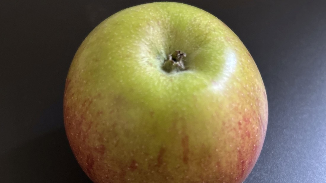 Apfel grünrot, Nahaufnahme von unten