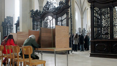 Wähler geben bei der Pfarrgemeinderatswahl in der Basilika St. Ulrich in Augsburg ihre Stimme ab.