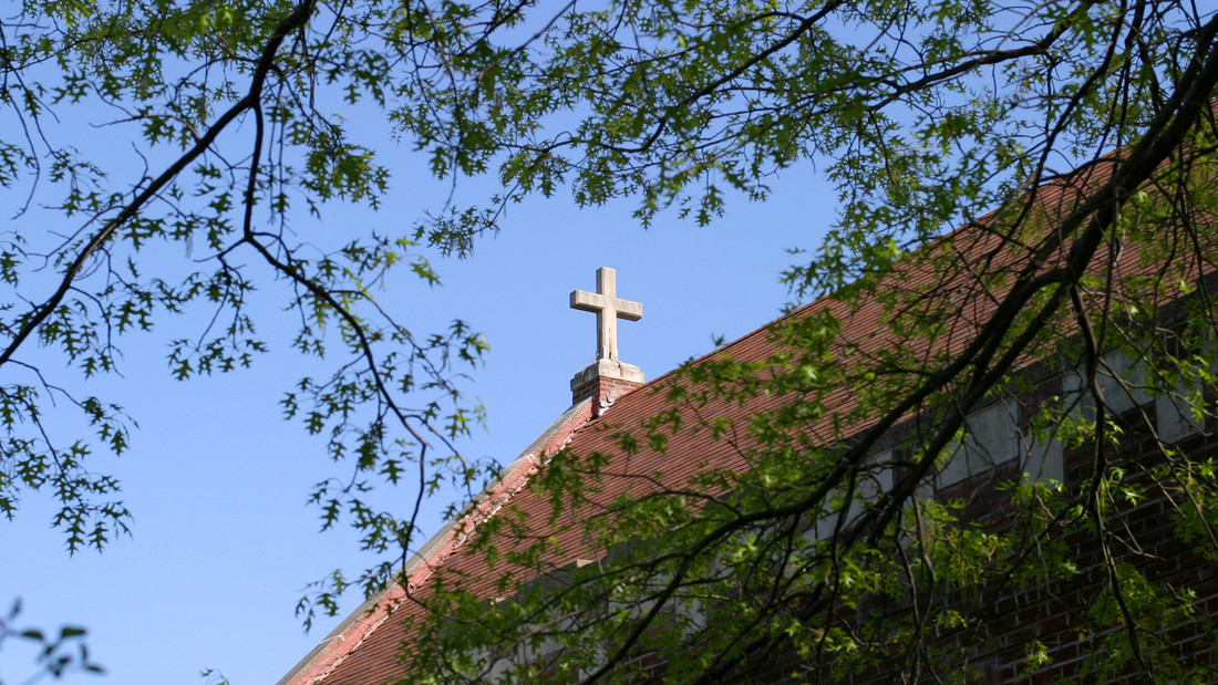 Kreuz auf Kirche 