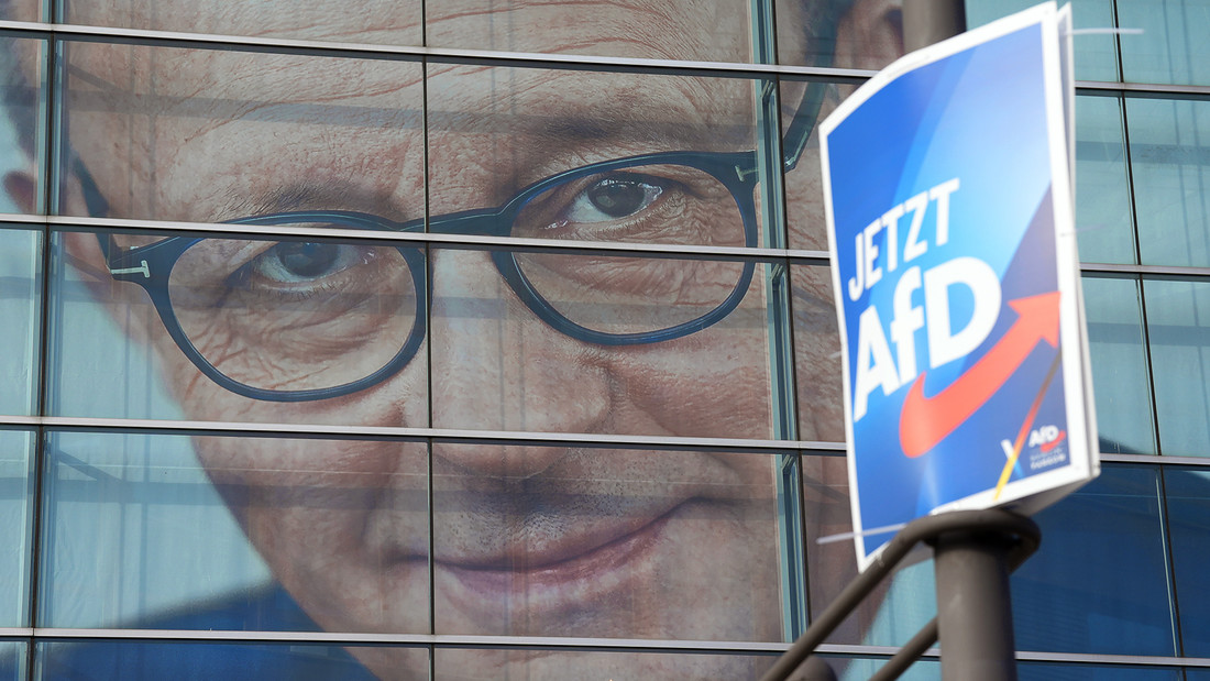 Ein Wahlplakat der AfD hängt vor dem Konrad-Adenauer-Haus mit dem Konterfei des CDU-Bundesvorsitzenden Merz.