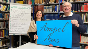 Vorstandsvorsitzender Peter Schlobinski (r) und Geschäftsführerin Andrea-Eva Ewels der Gesellschaft für deutsche Sprache präsentieren das Wort des Jahres 2024.