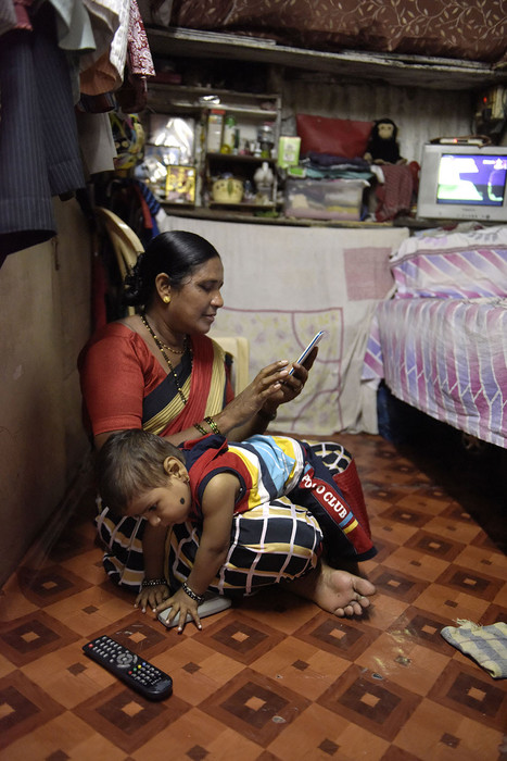Sheela mit Enkel in ihrem Zuhause.