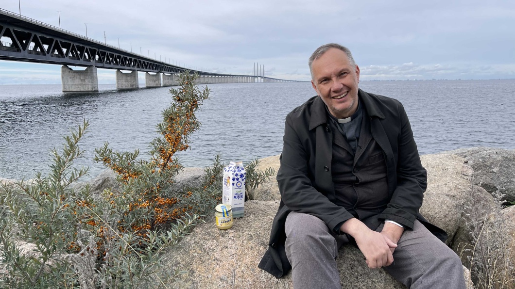 Lars Kessner am Öresund. Die Öresundbrücke verbindet Malmö und Kopenhagen.