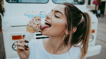 Frau leckt Eis