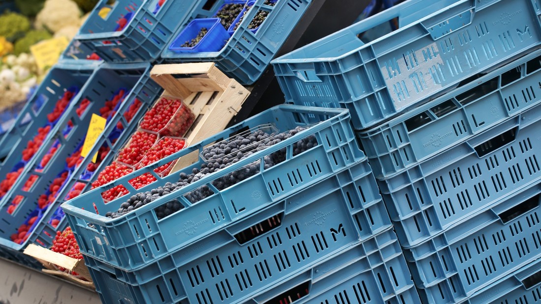 Obstkisten an einem Marktstand