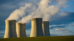 Atomkraftwerke in grüner Landschaft