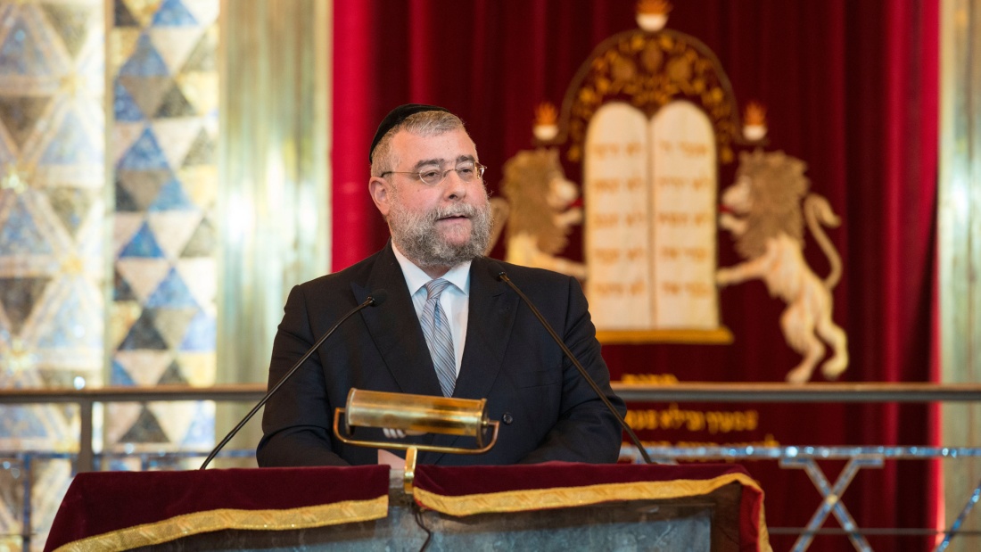 Der frühere Moskauer Oberrabbiner Pinchas Goldschmidt steht am Redepult in einer Synagoge 