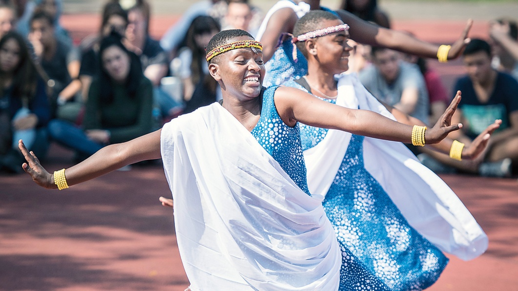 Sosolya-Tanzakademie aus Kampala, Uganda, bei einer Aufführung in der Bertold-Brecht-Schule Darmstadt