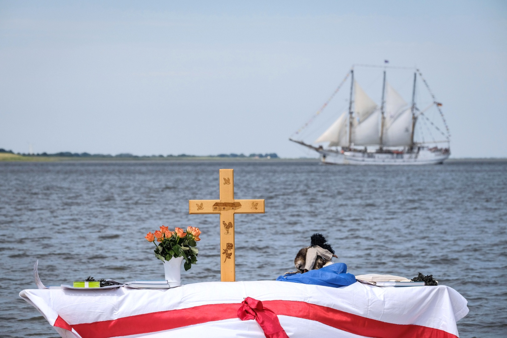 Kreuz vor Weser auf Altar